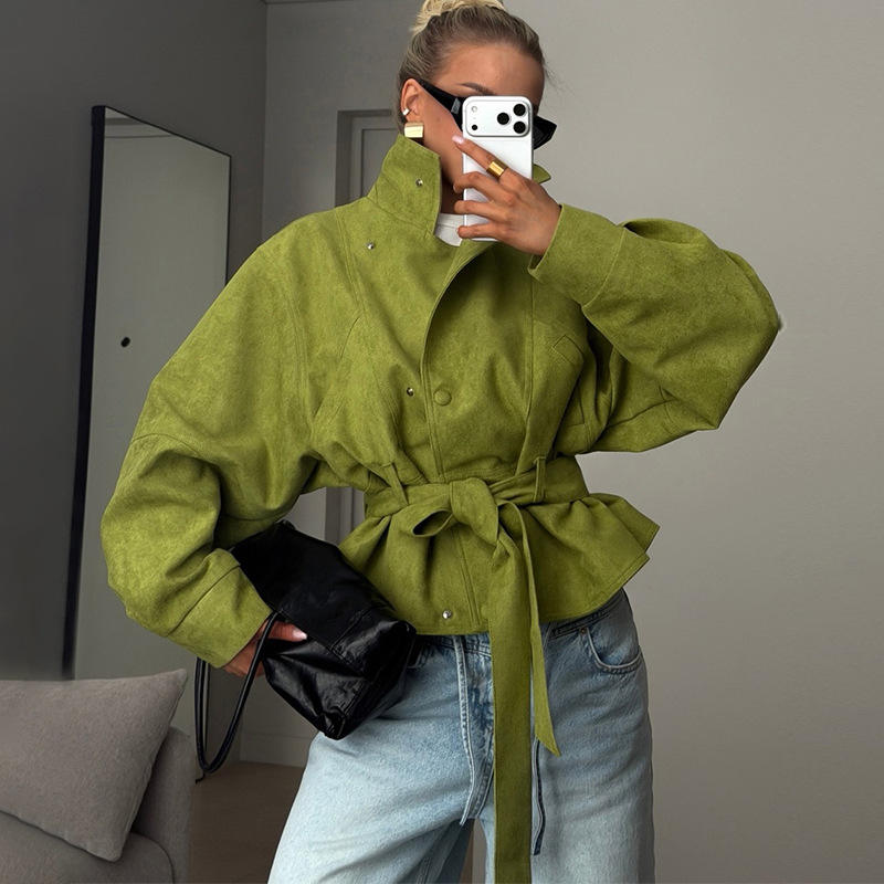 Kurze Trenchjacke mit Bindegürtel
